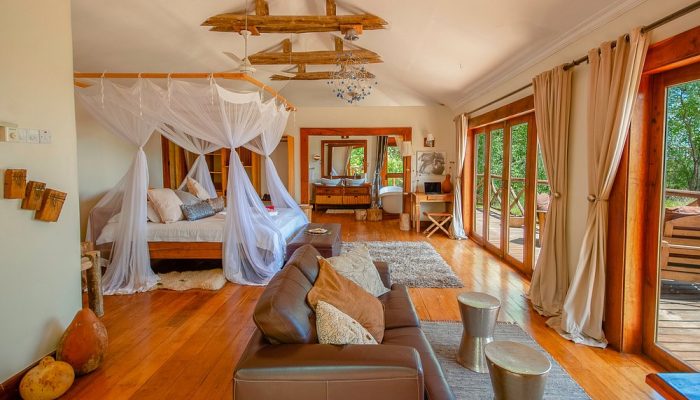 spacious-room-with-en